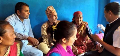 बृद्धबृद्धाको घरमै पुगेर उपचार गर्न शुरु